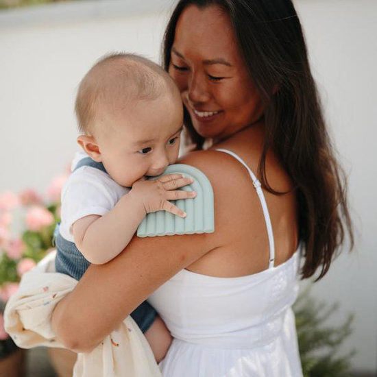 Mushie Mushie bijtring Rainbow cambridge blue