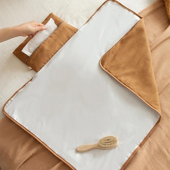 Nobodinoz tipi en accessoires Nobodinoz Mozart waterproof changing mat Caramel