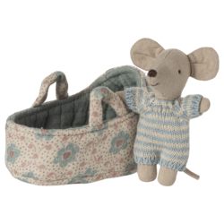 Maileg | Bébé souris dans un couffin bleu