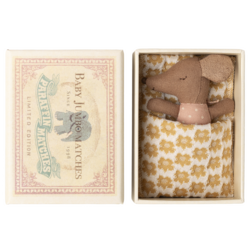 Maileg | Slaperige Wakker Wordende Babymuis In Luciferdoosje Rose