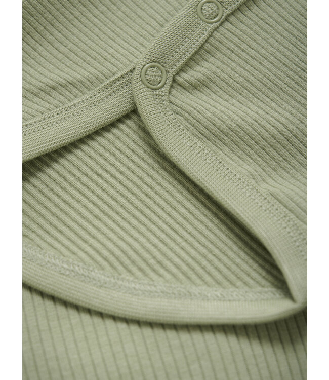 Minymo Body langarm Tencelmix gerippt reseda grün