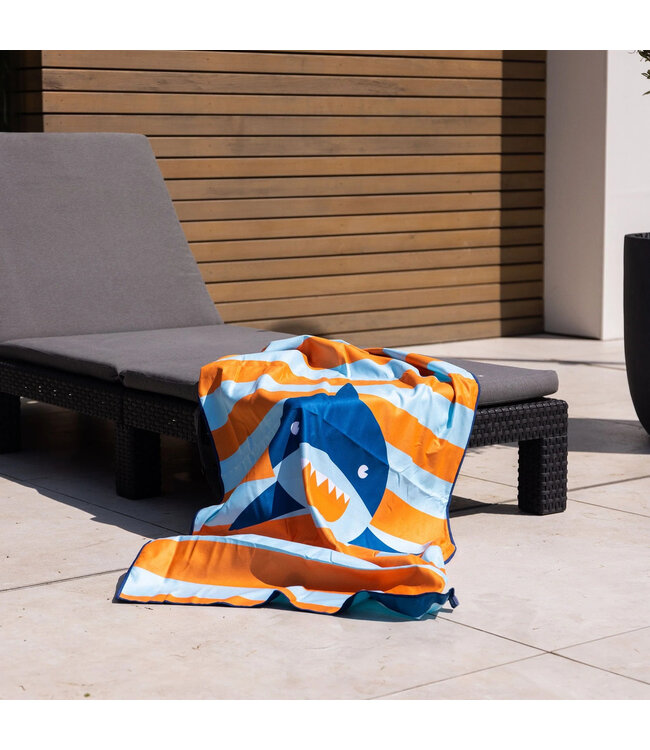 SWIM ESSENTIALS Mikrofaserhandtuch recycelt Hai gestreift