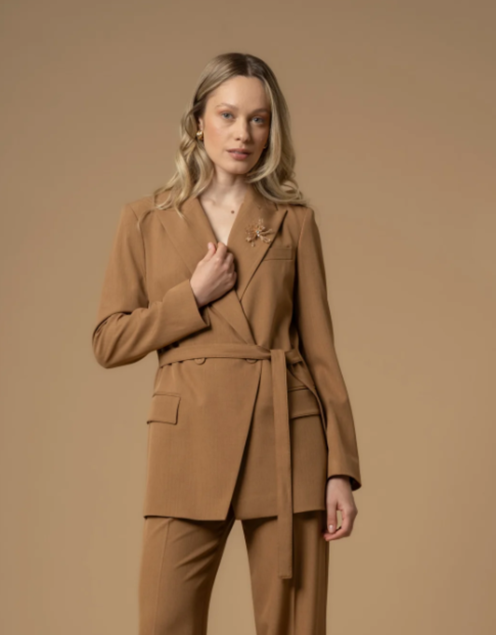 Kocca Blazer Giovita Camel Met Lurex Krijtsteep en Broche