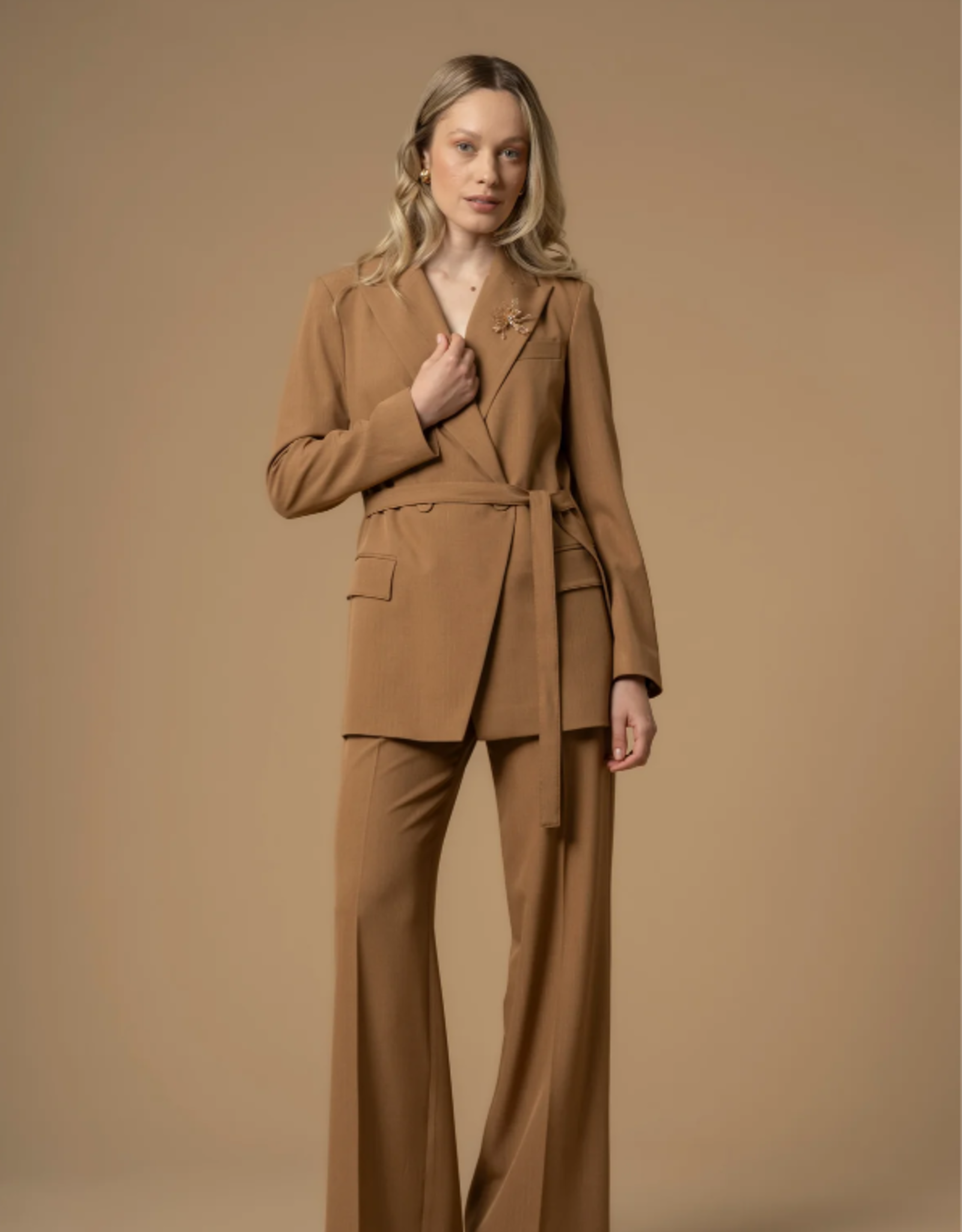 Kocca Pantalon Giliola Camel Met Krijtreep