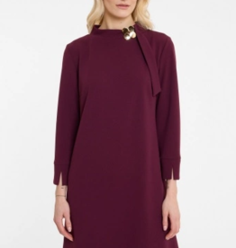 Ana Alcazar Jurk Opstaande Boord Broche 3/4 Mouw Bordeauxrood