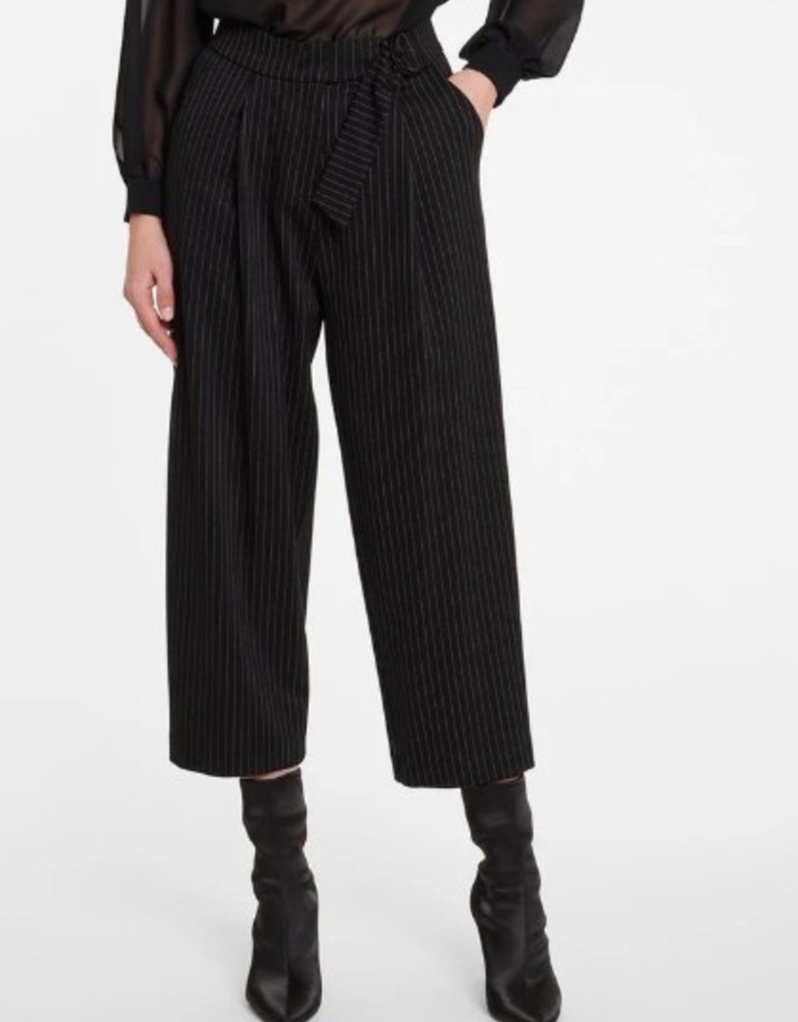 Ana Alcazar Pantalon Cropped Bandplooi Krijtstreep Zwart