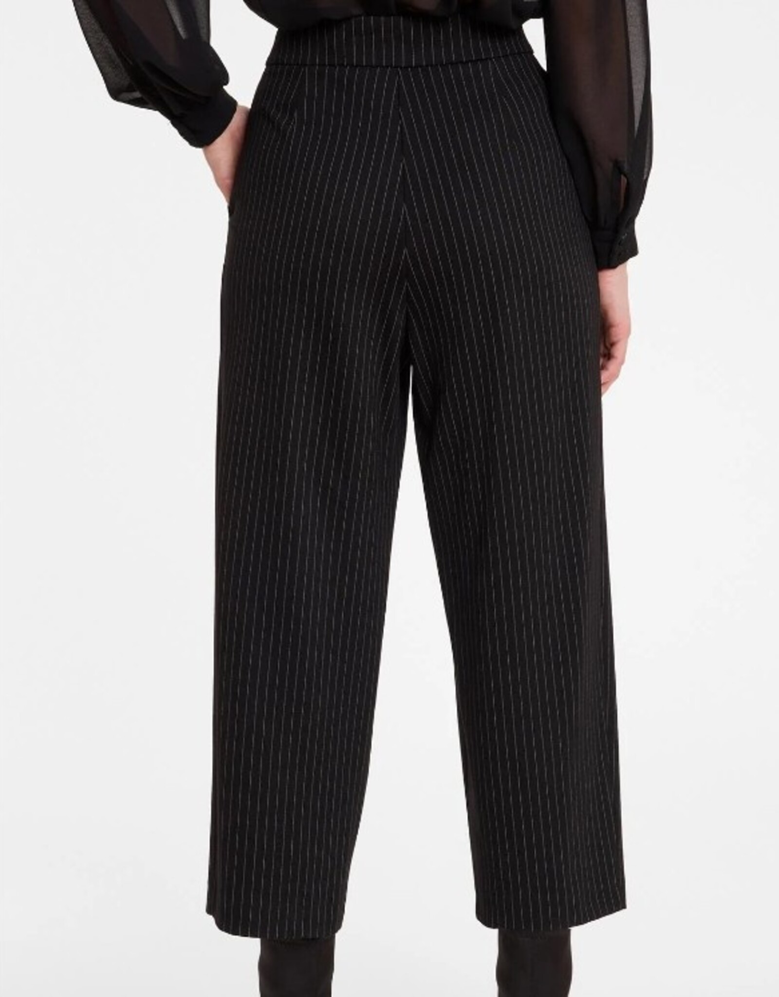 Ana Alcazar Pantalon Cropped Bandplooi Krijtstreep Zwart