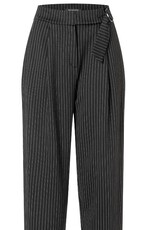 Ana Alcazar Pantalon Cropped Bandplooi Krijtstreep Zwart