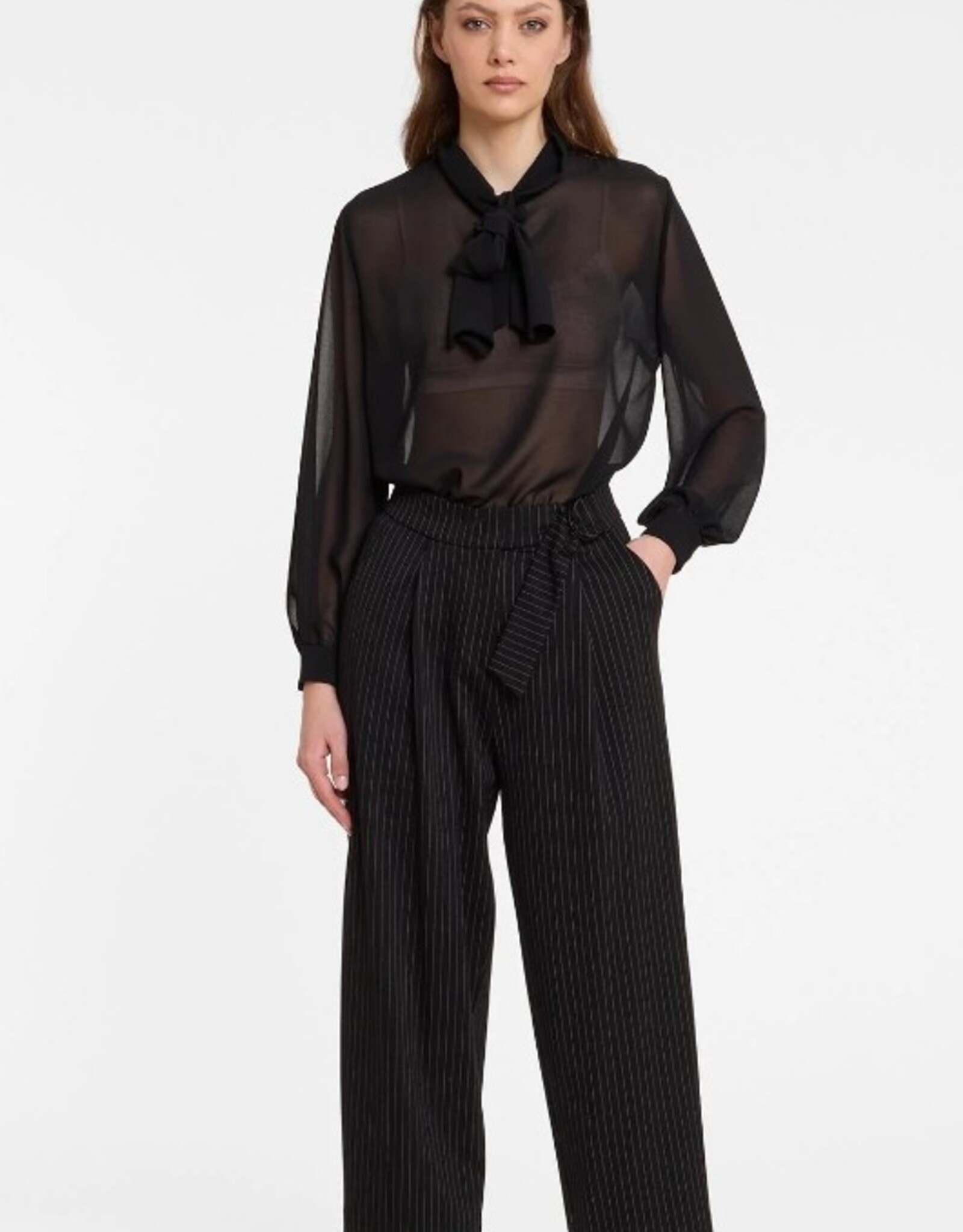 Ana Alcazar Pantalon Cropped Bandplooi Krijtstreep Zwart