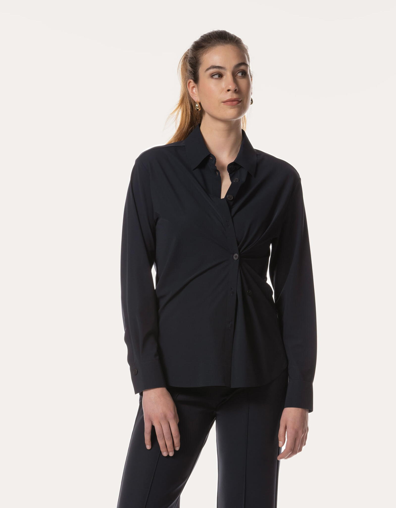 JapanTKY Rikuna Blouse Donker Blauw Met Plooi Front