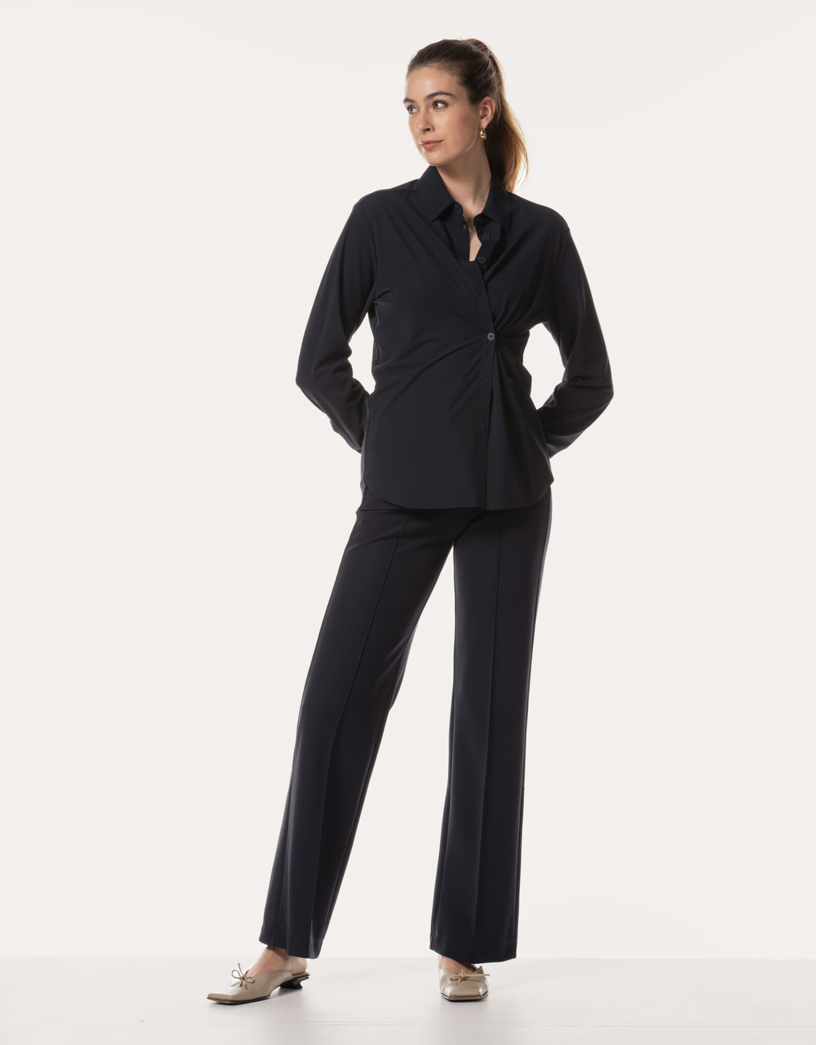 JapanTKY Rikuna Blouse Donker Blauw Met Plooi Front