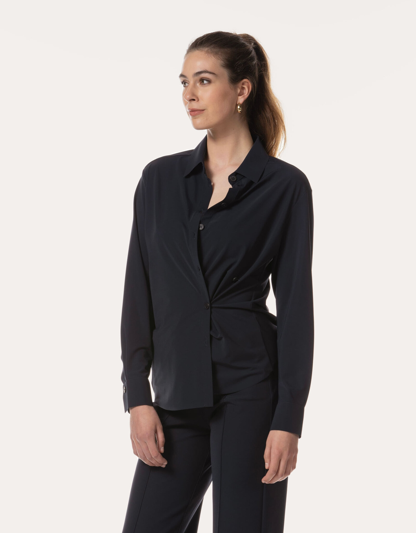 JapanTKY Rikuna Blouse Donker Blauw Met Plooi Front