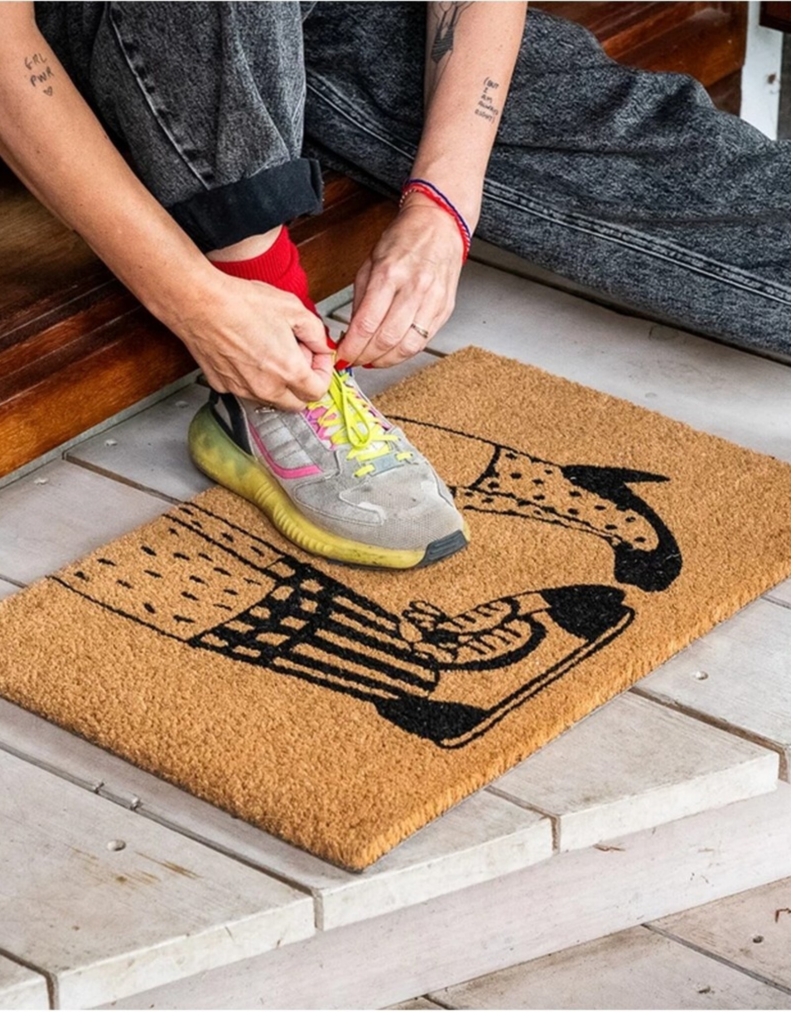 Helen B Deurmat Kissing