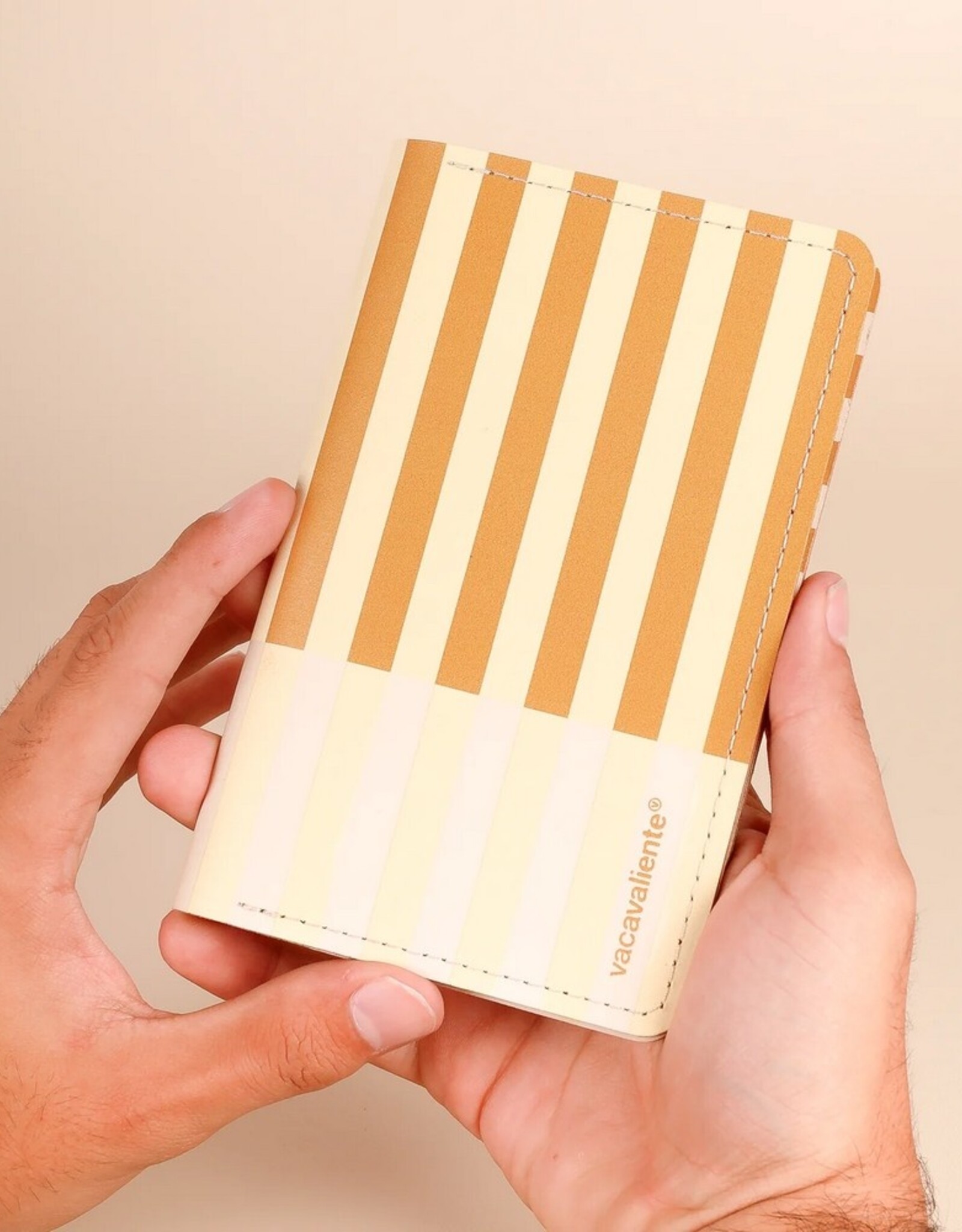 Vacavaliente Paspoorthoes Stripes Vanilla