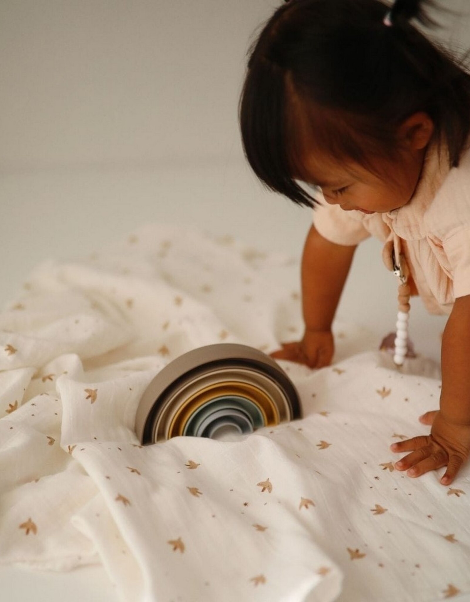 Mushie Stapelspeelgoed Rainbow Hillside