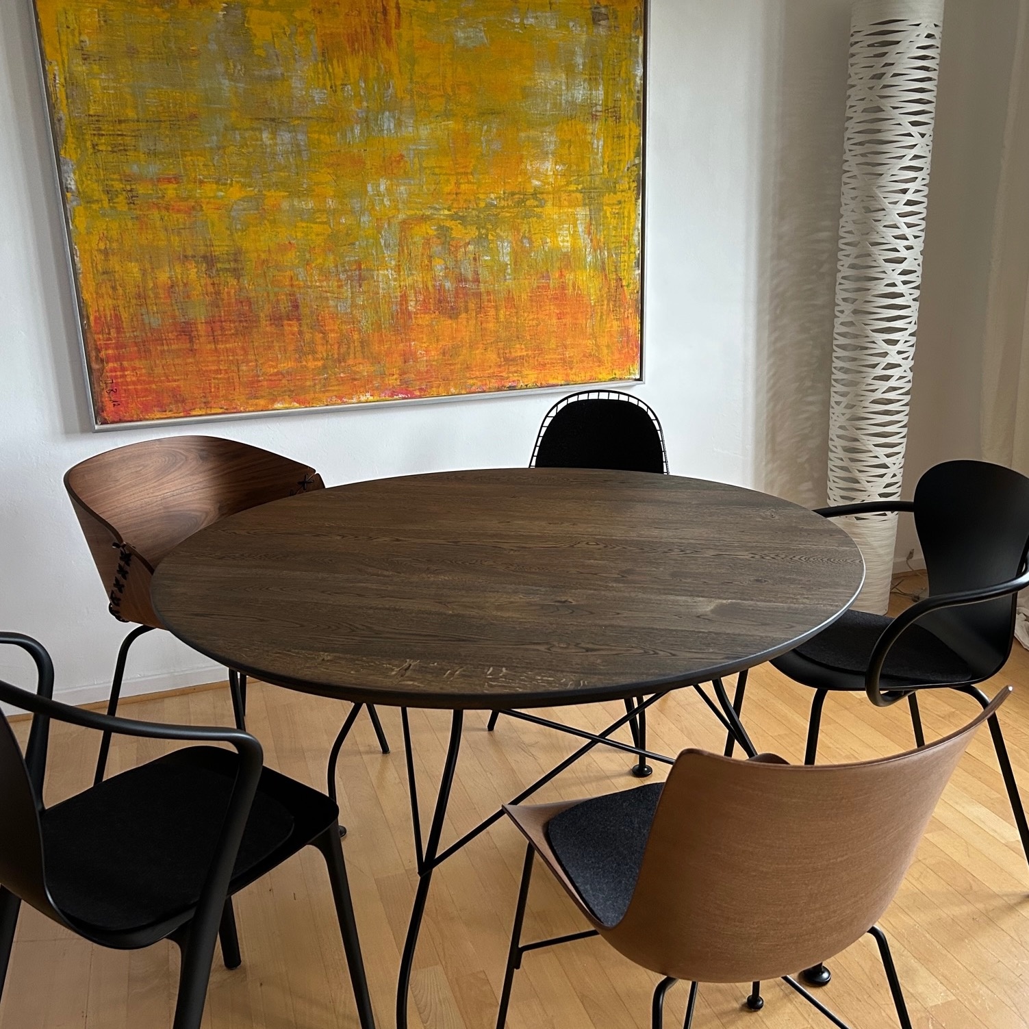  Tischplatte Wildeiche rund - 4 cm dick - mit Schweizer Kante - Asteiche (rustikal) - mit abgeschrägten Kanten - Eiche Tischplatte rund massiv - Verleimt & künstlich getrocknet (HF 8-12%)