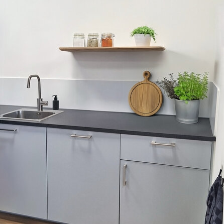 Wandregal Eiche schwebend mit runden Ecken - nach Maß - 4 cm (40 mm) dick - Eichenholz rustikal (B/C) - Wandboard mit breiten Lamellen, inklusive unsichtbarer Halterungen