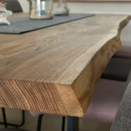 Tischplatte Eiche mit Baumkante massiv - 4,5 cm (45 mm) dick - mit V-Fugen & gebürstet - Eichenholz rustikal (B/C) - mit 3 Lamellen (Luxus) - Massivholz, verleimt - HF 8-12%