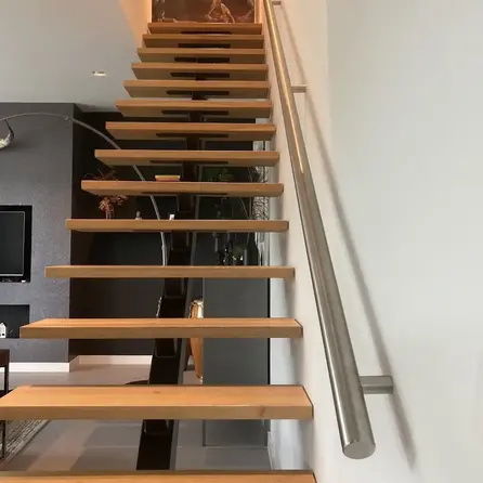 Treppenstufe Eiche massiv - nach Maß - 2,7 cm (27 mm) dick - Eichenholz A-Qualität (A/B) - verleimtes Massivholz - HF 8-12% Treppenstufe Eiche massiv - nach Maß - 2,7 cm (27 mm) dick - Eichenholz A-Qualität (A/B) - verleimtes Massivholz - HF 8-12%