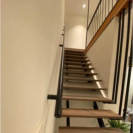 Treppenstufe Eiche massiv - nach Maß - 2,7 cm (27 mm) dick - Eichenholz A-Qualität (A/B) - verleimtes Massivholz - HF 8-12% Treppenstufe Eiche massiv - nach Maß - 2,7 cm (27 mm) dick - Eichenholz A-Qualität (A/B) - verleimtes Massivholz - HF 8-12%