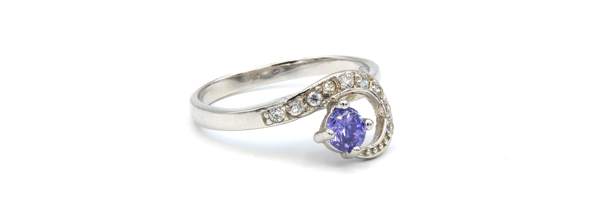 Ring verlovingsring lusje ingezet met zirkonia's en paarse steen zilver