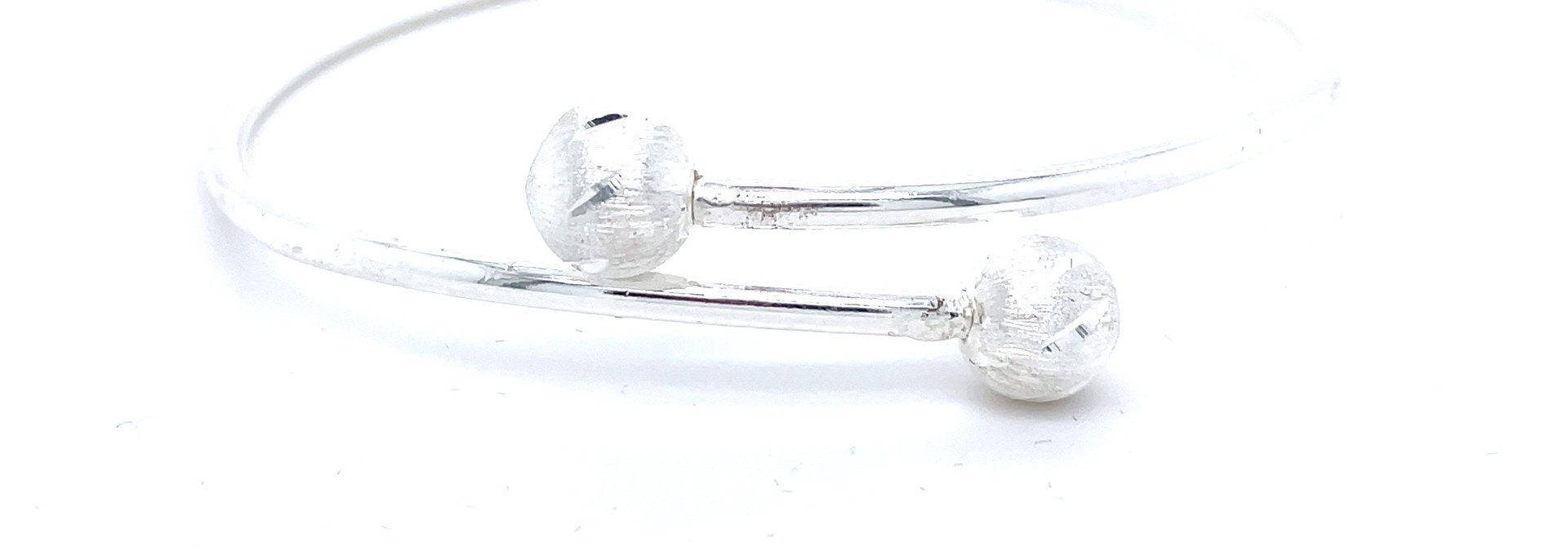 Armband boei met bewerkte diamond cut ballen zilver