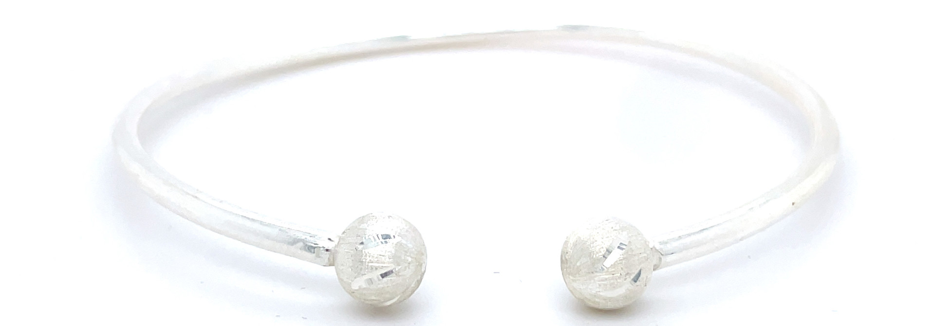 Armband boei met bewerkte diamond cut ballen zilver