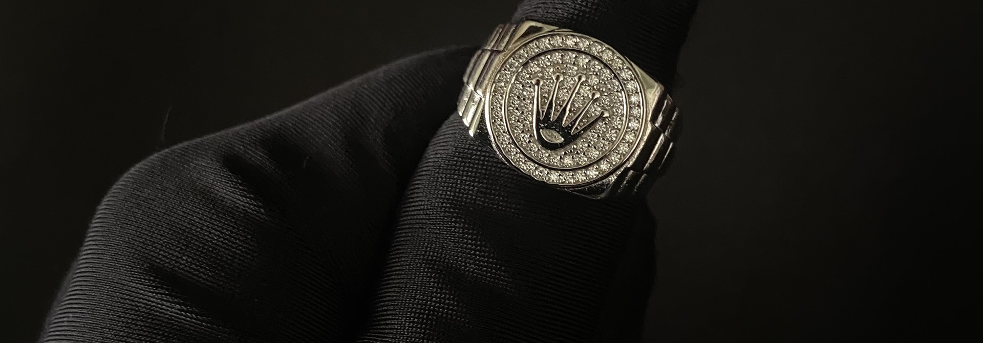 Zegelring rond met kroontje ingelegd met zirkonia's zilver