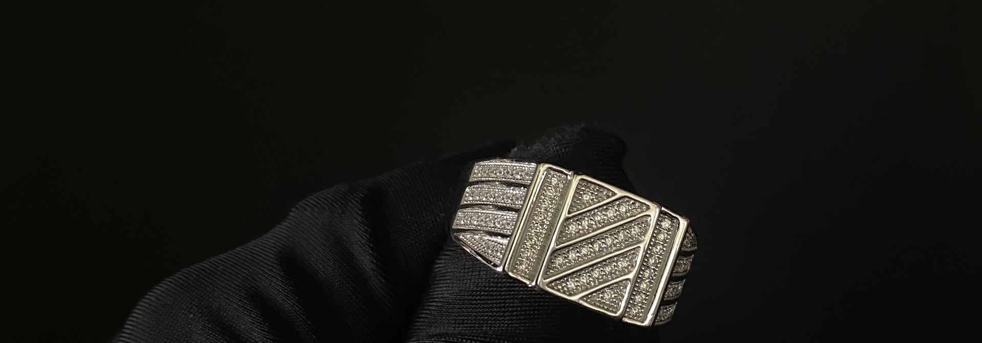 Zegelring bezet met zirkonia's in diagonalen zilver