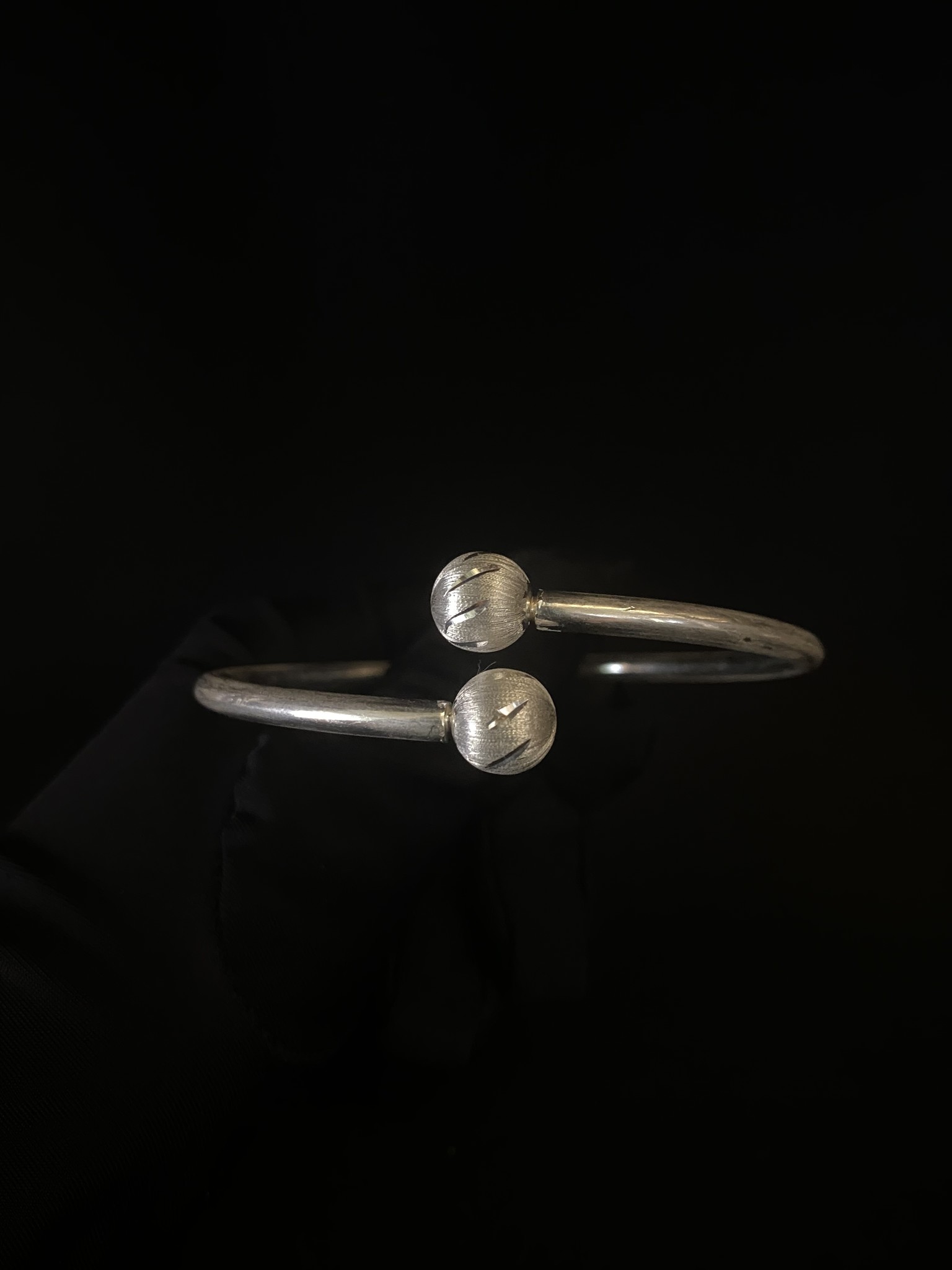 Armband boei met bewerkte diamond cut ballen zilver-1