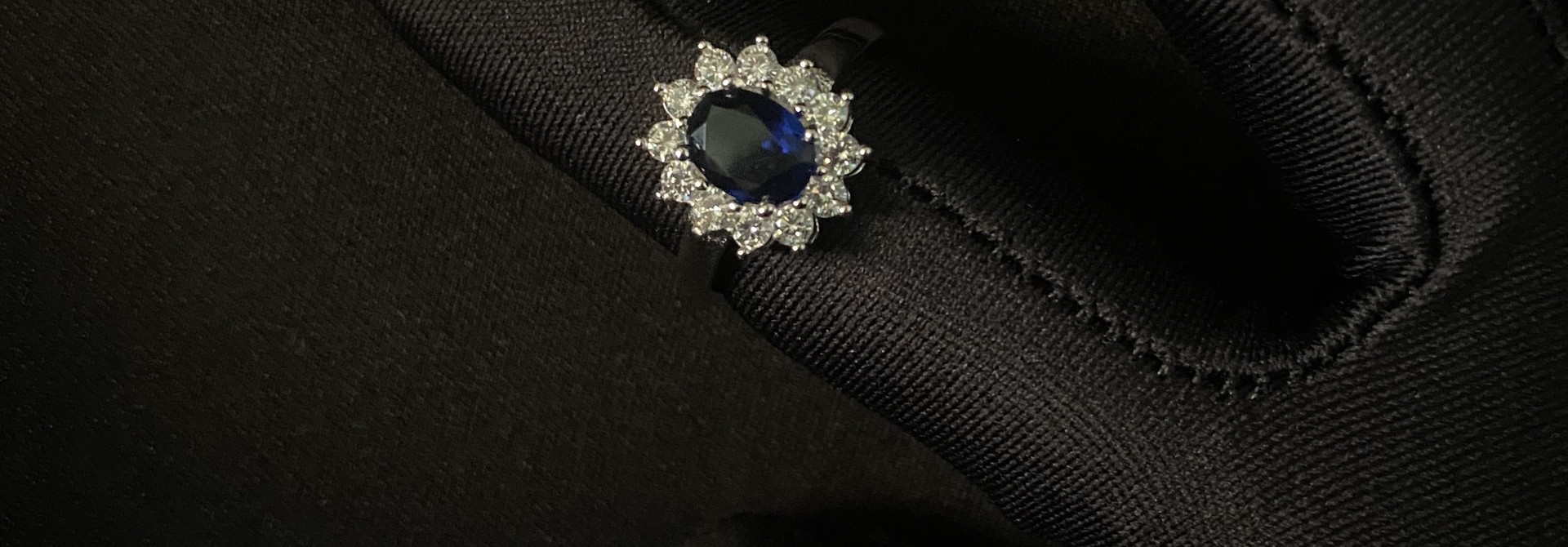 Ring bloemvorm zirkonia's met blauwe of rode steen