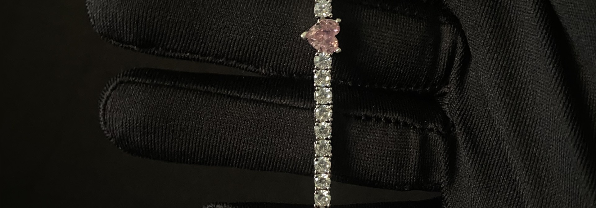 Armband zilver tennisschakel met enkel en dubbel hartje roze