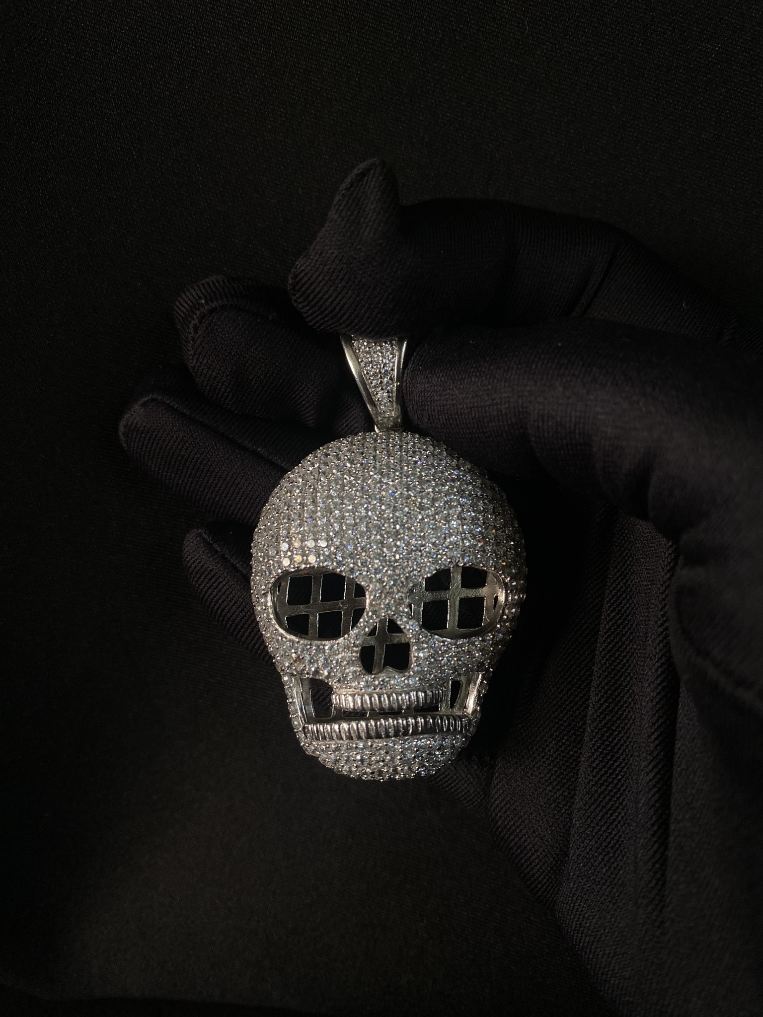 Hanger zilver schedel bezet met zirkonia's-1