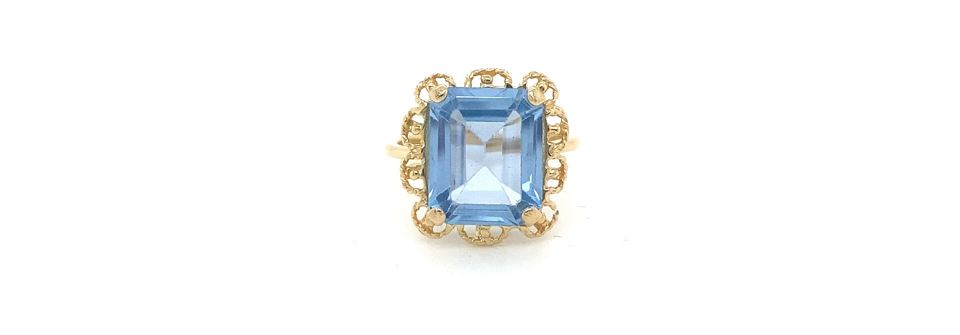 Ring lichtblauwe baguette steen met sierlijke omlijning vintage stijl