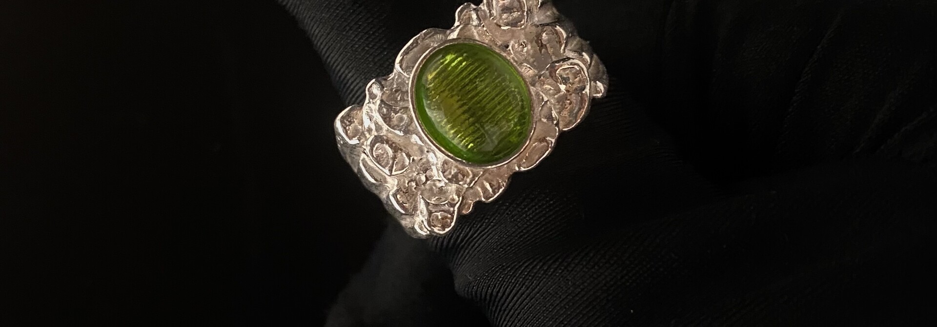Zilveren oorbellen met grote Emerald groene quartz briolet | Zilveren Edelsteen Oorbellen