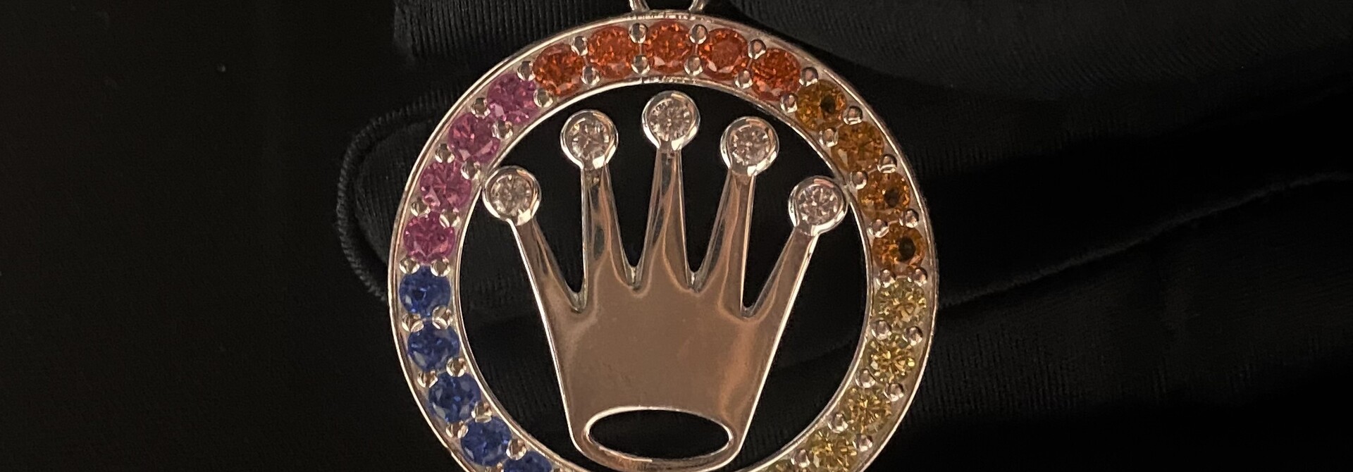 Hanger zilver rond Roleks kroon met regenboog kleurige zirkonia's