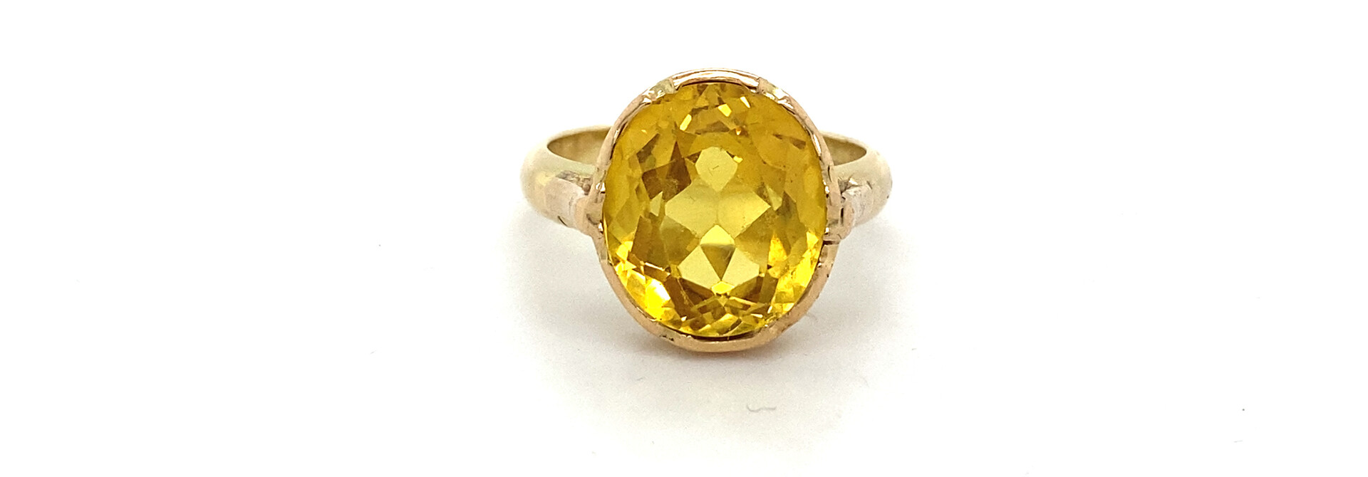 Ring met grote ronde gele steen