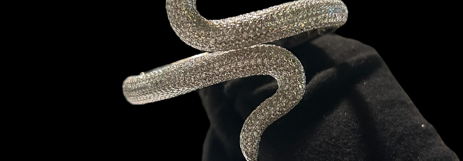 Armband vaste band slang bezet met zirkonia's zilver
