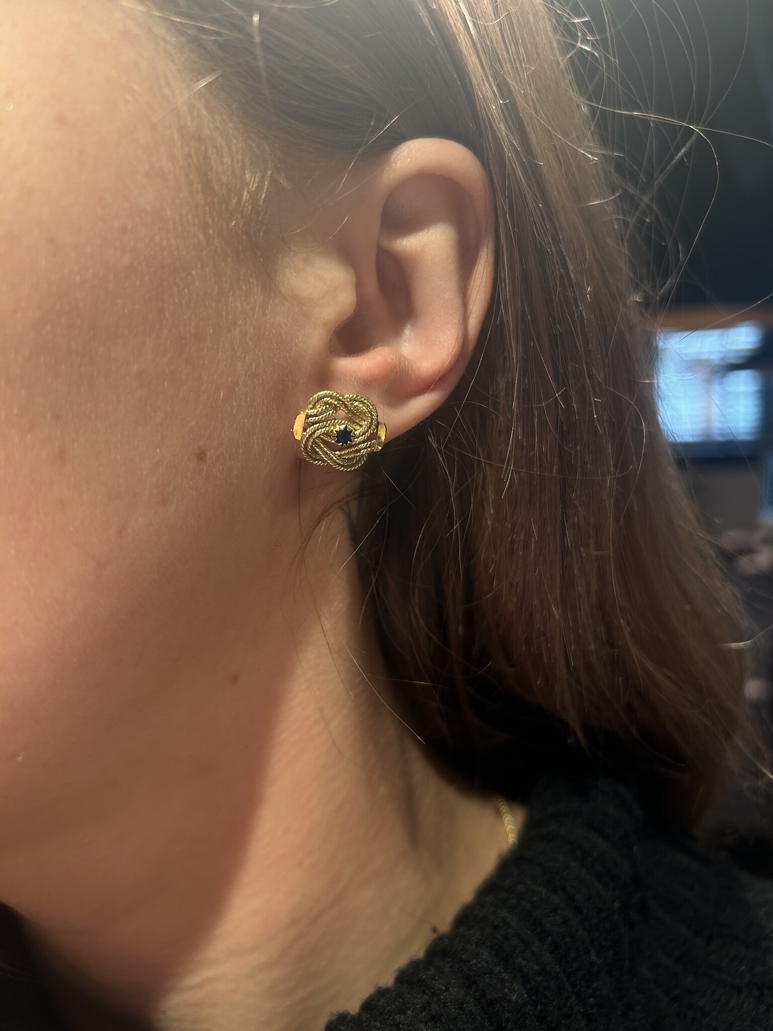 Losse oorbel mattenklopper zwarte steen 14kt-1