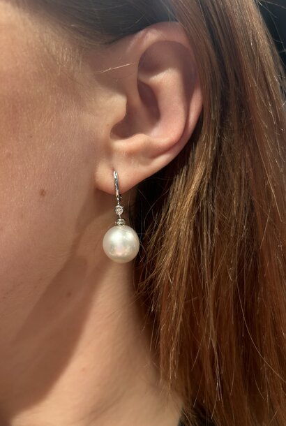 Zuidzeeparel en diamant oorbellen witgoud