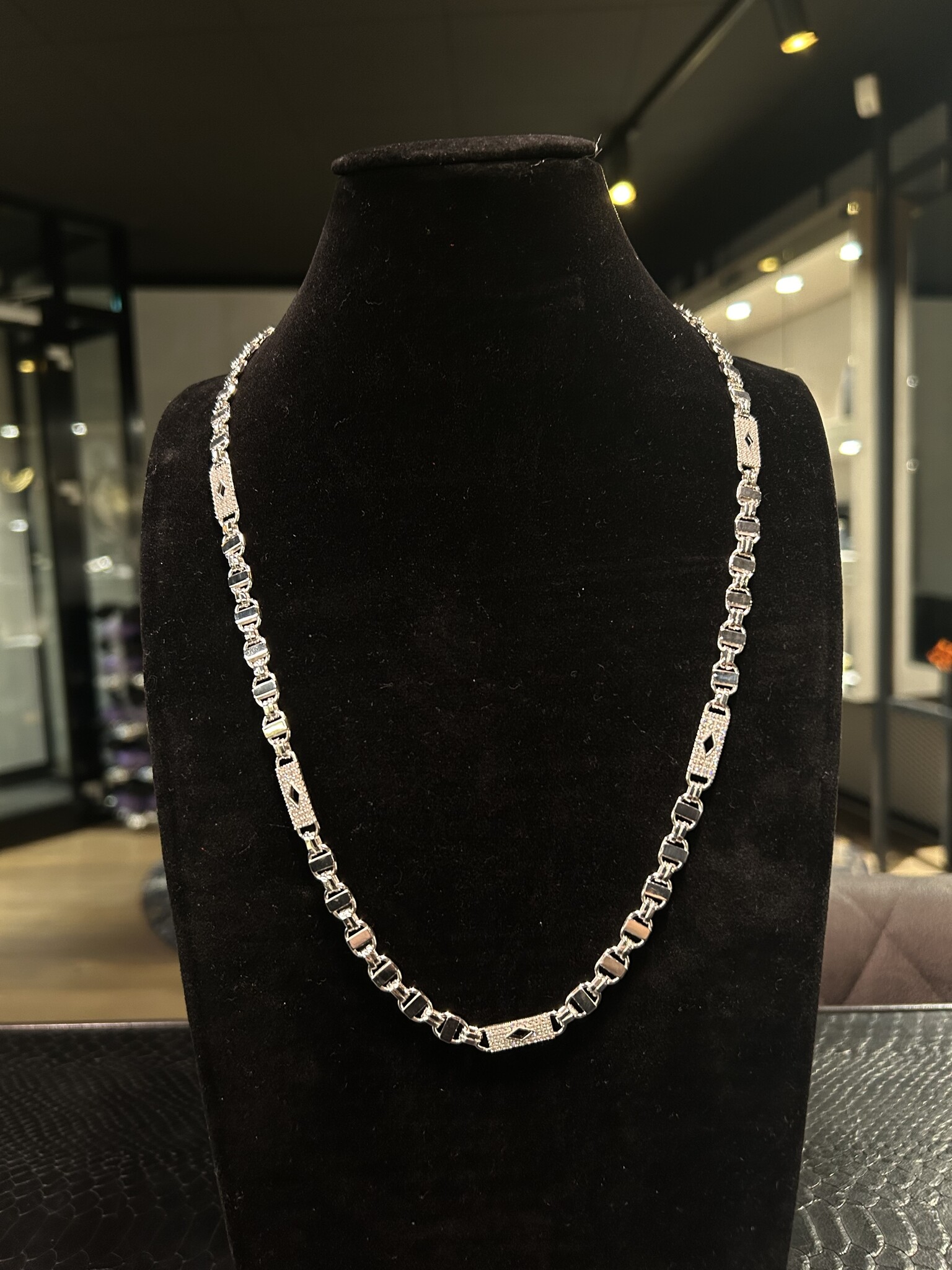 Ketting Kingsleyschakel met ruitje bezet met zirkonia's zilver-2