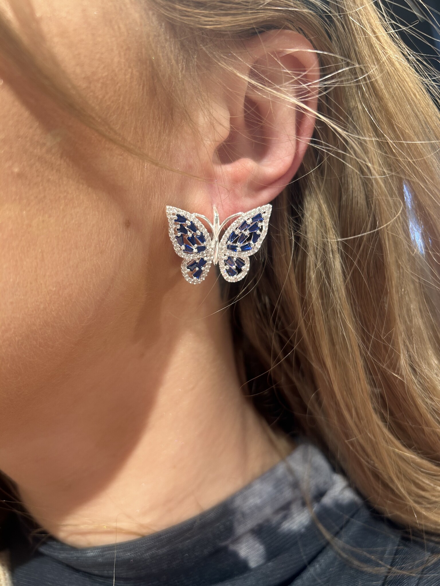 Oorbellen vlinder bezet met blauwe stenen en zirkonia's-2
