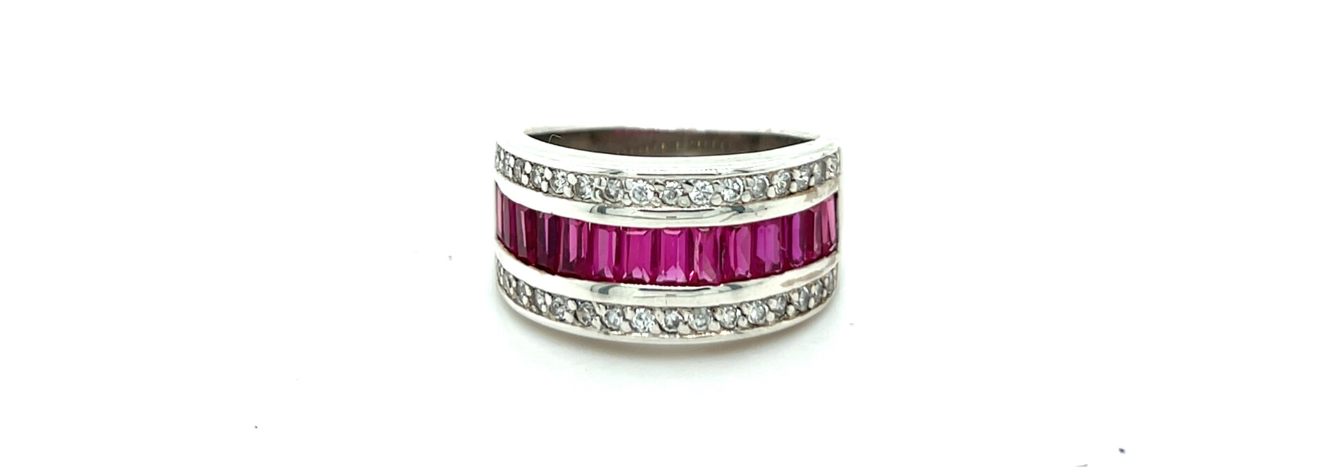 Ring bezet met roze baguettes en zirkonia's