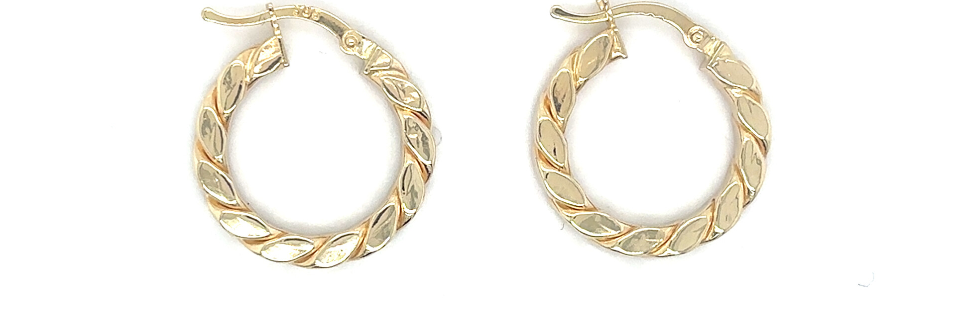 Oorbellen ringen met een gedraaide bewerking