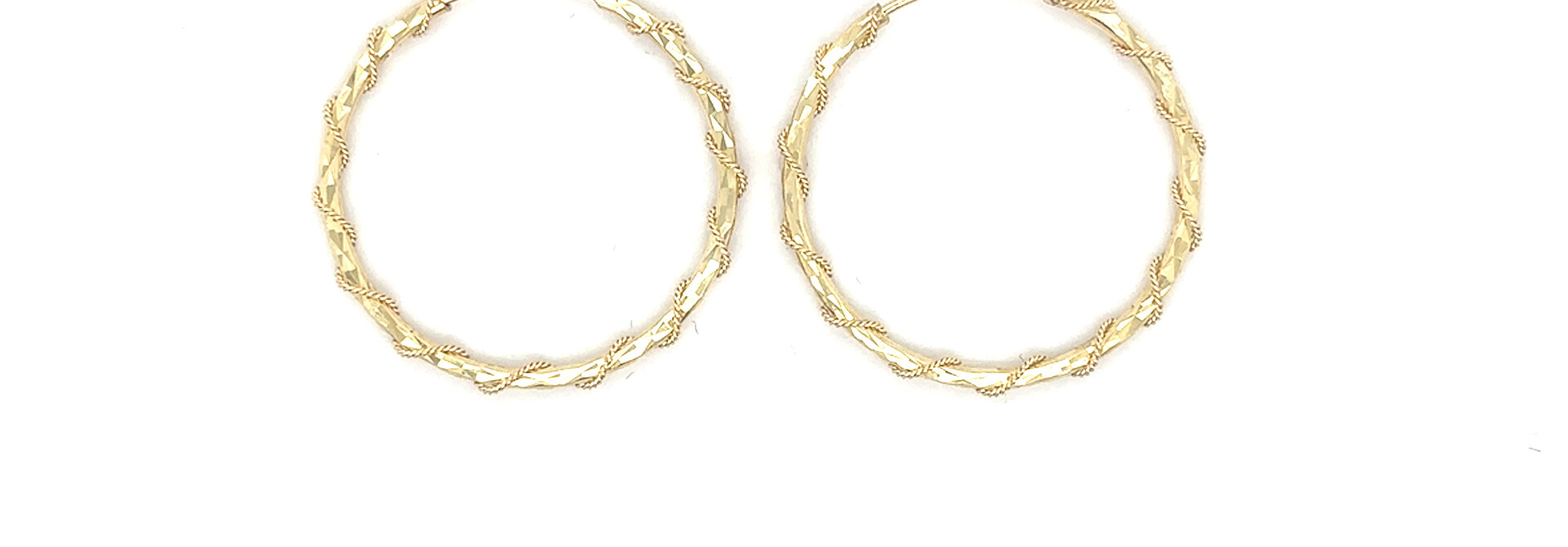 Oorbellen ringen met draad omwikkeld