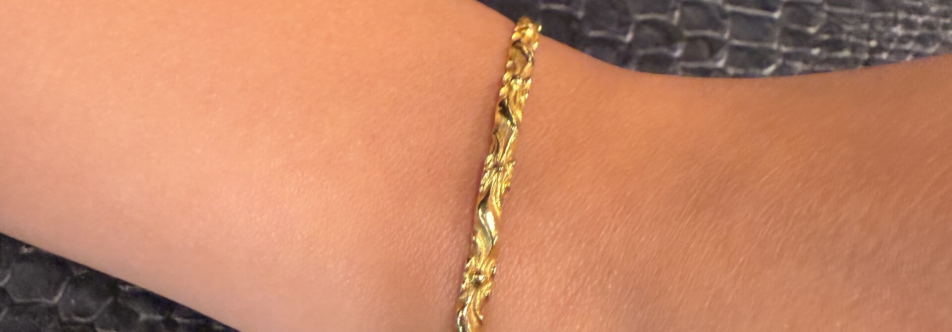 Vaste armband bewerkt