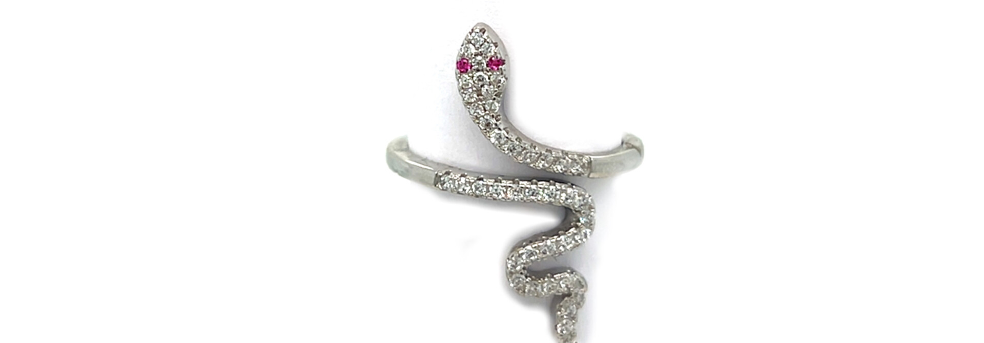 Ring slang bezet met zirkonia's