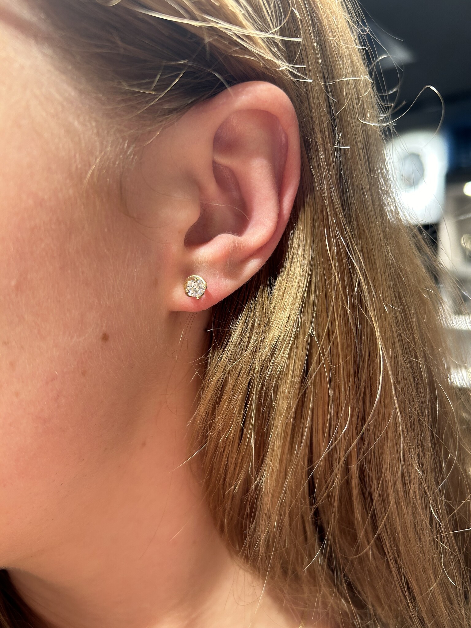 Oorbellen stekers met zirkonia in gedraaide zetting-2