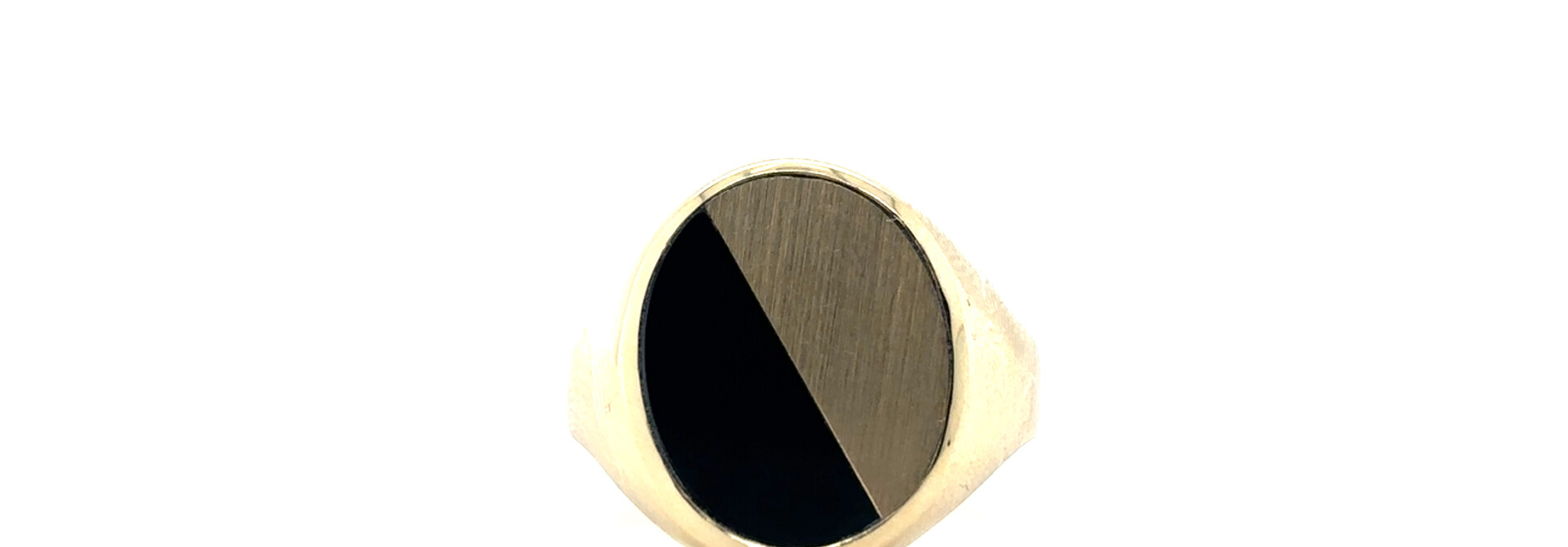 Ring met ovaal en half zwart motief