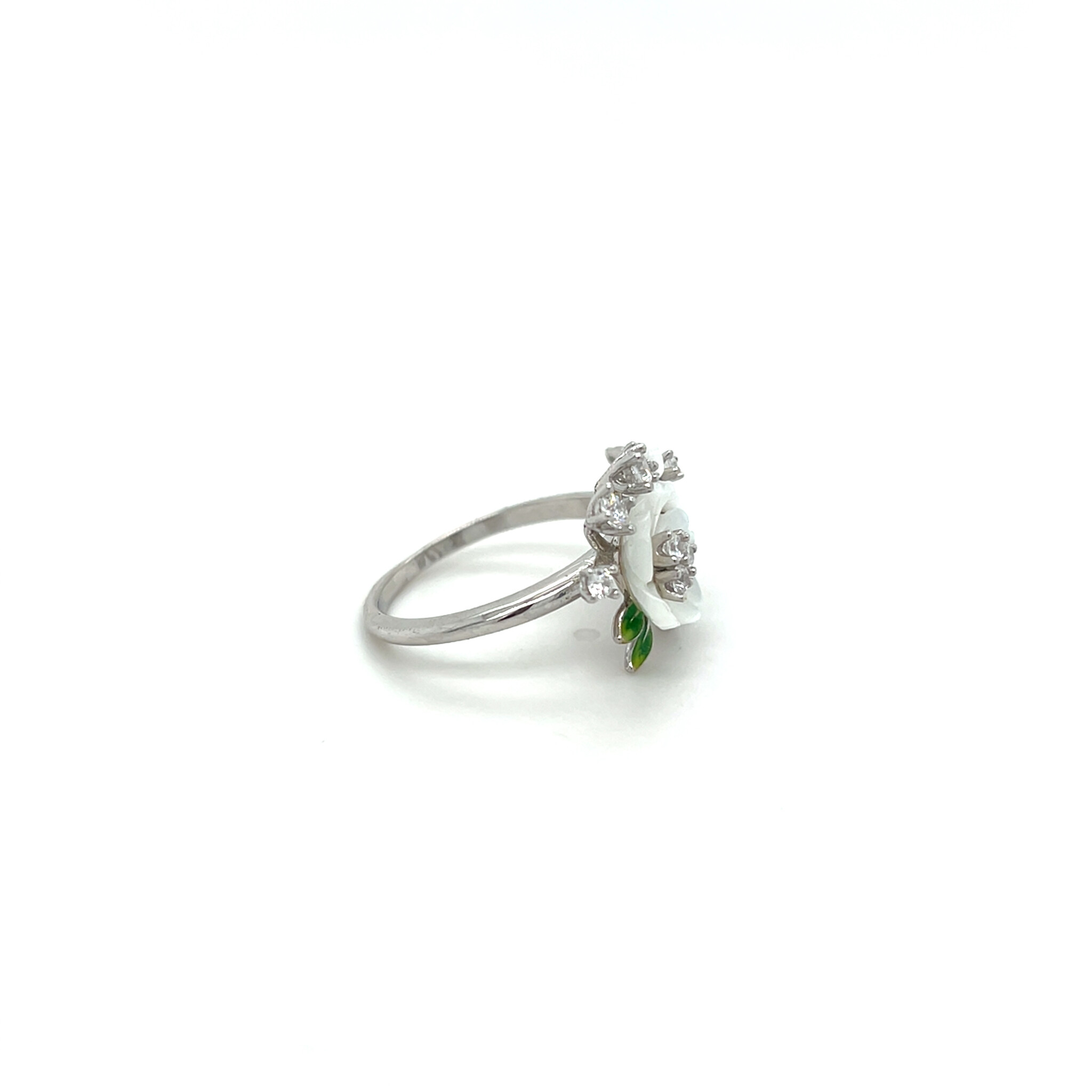 Ring met bloemvorm en groene accenten-2